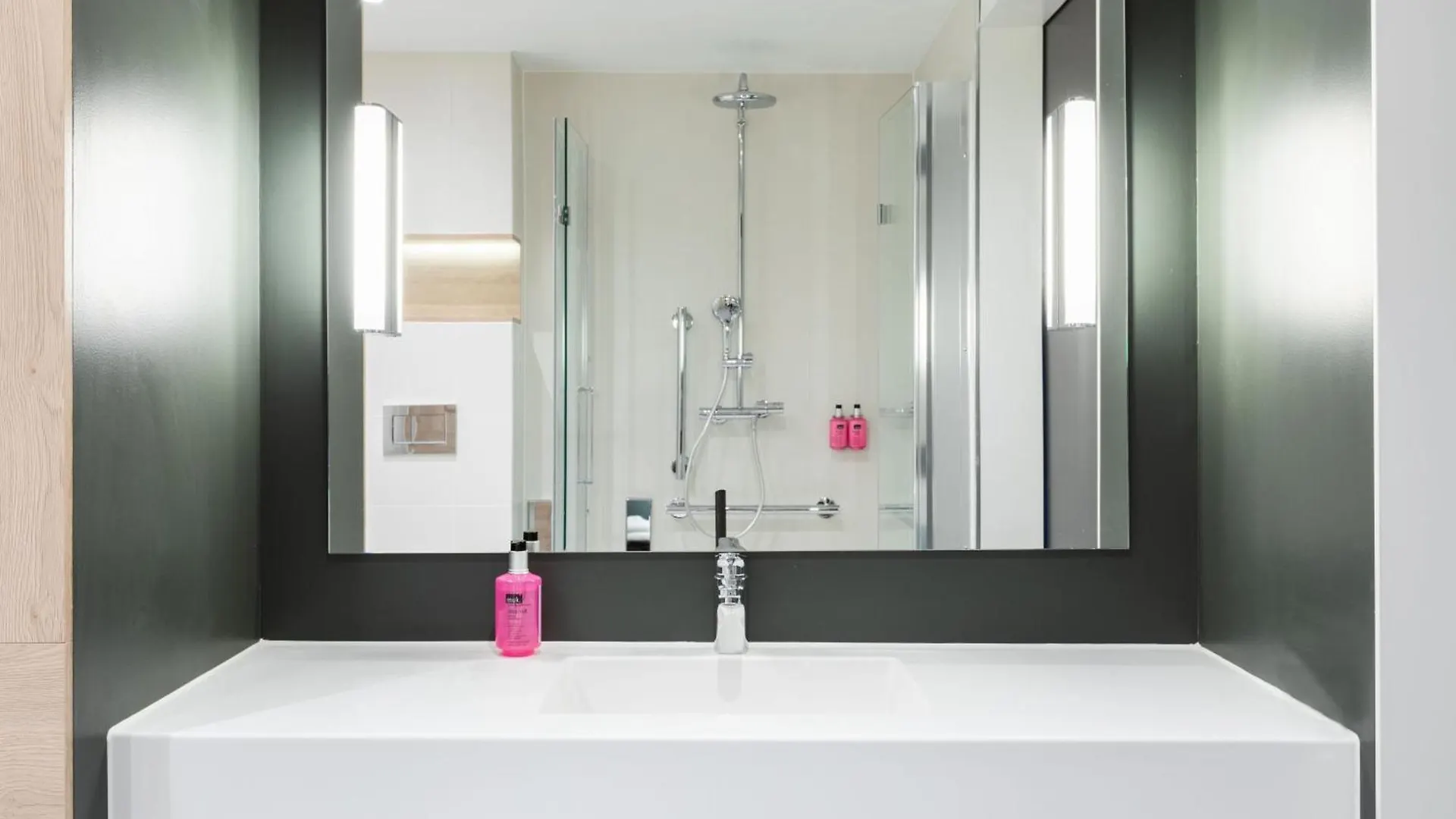 Moxy Berlin Ostbahnhof Hotel