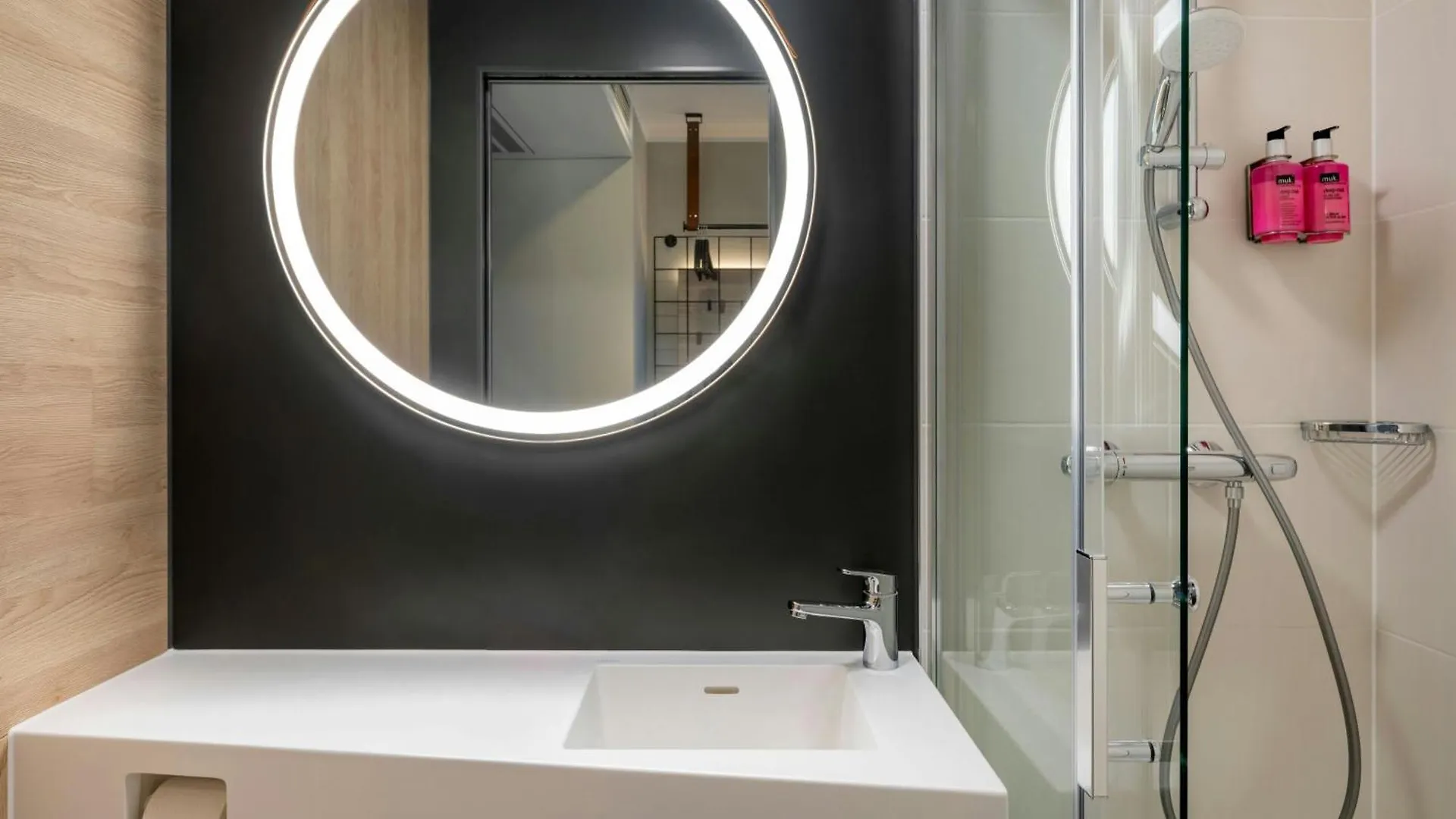 Moxy Berlin Ostbahnhof Hotel