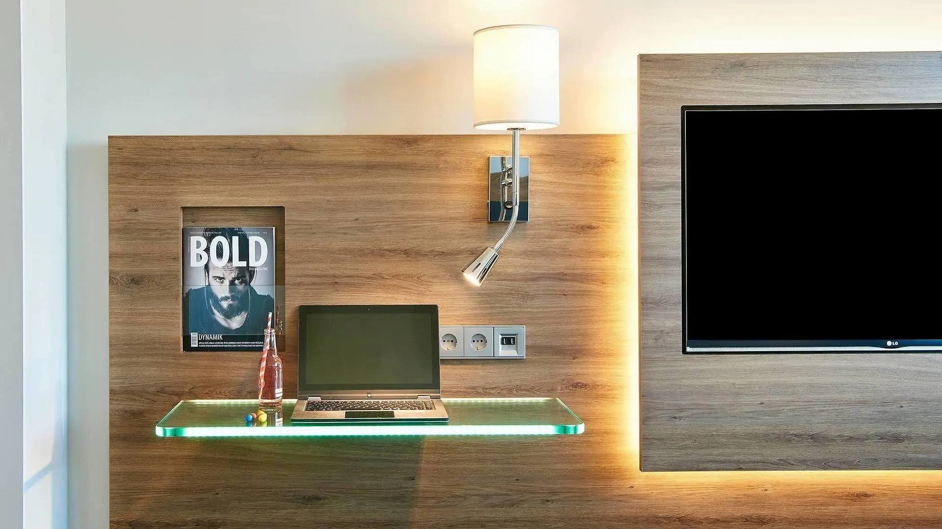 Moxy Berlin Ostbahnhof Hotel