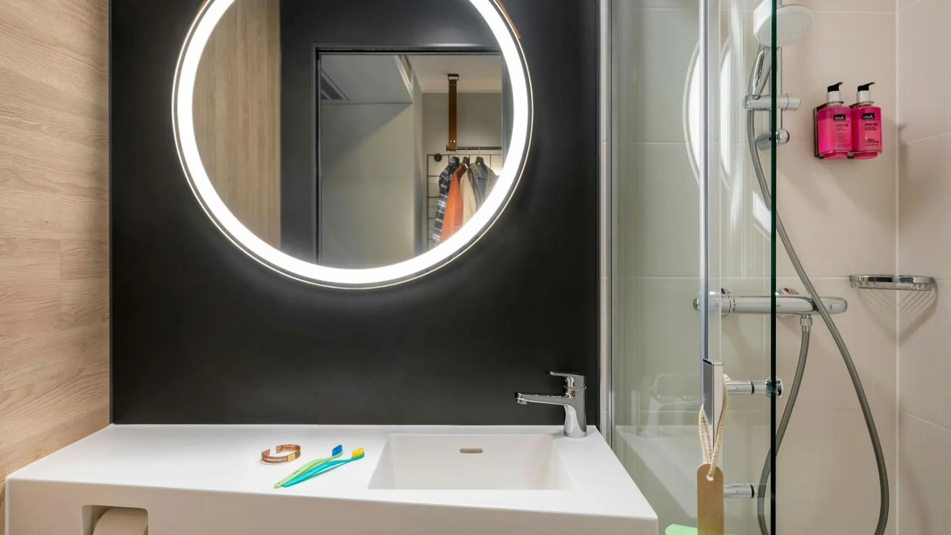 Hotel Moxy Berlin Ostbahnhof 4*,