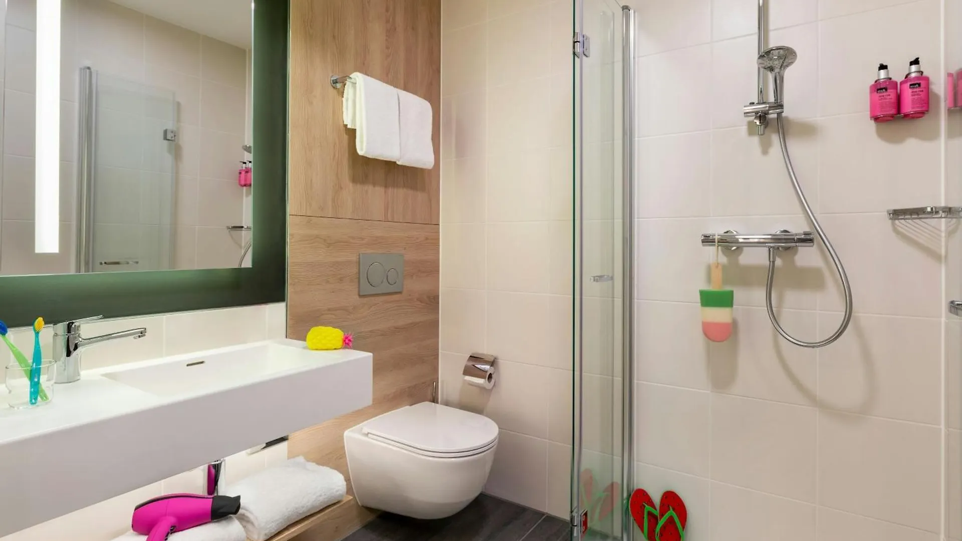 Hotel Moxy Berlin Ostbahnhof 4*,